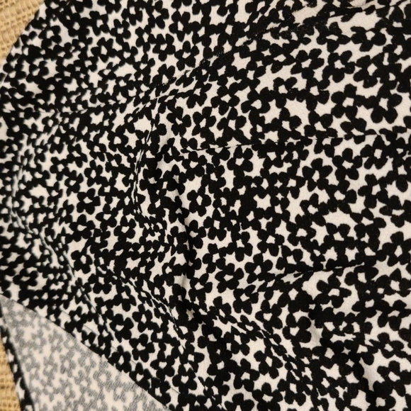 Ann taylor 3/4 sleeve wrap top, black & white little flower print, size XS - Picture 2 of 9